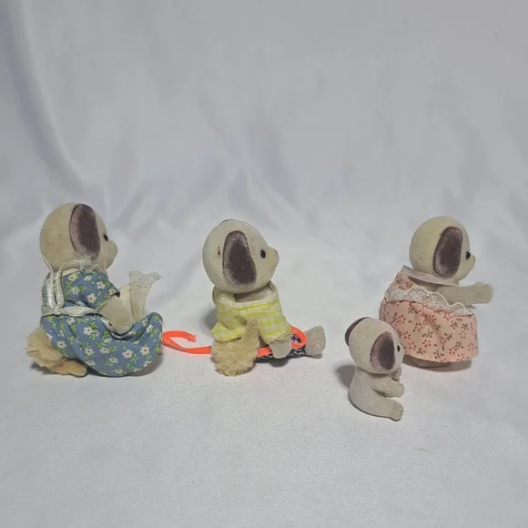 VTG Sylvanian Families Calico Critters  Beagle Dog - Set Of 4 Figures - Picture 3 of 5